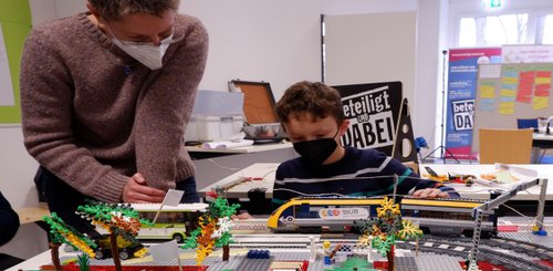 5. Kinder- und Jugendbeteiligung: Teilnehmende arbeiten an Lego-Modellen