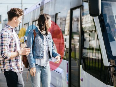 StUB-Mood-Bild: Fahrgäste steigen in die StUB ein