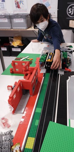 5. Kinder- und Jugendbeteiligung: Teilnehmende arbeiten an Lego-Modelle