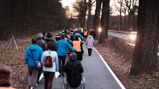 Lokalforum Erlangen Süd 2019: Die Teilnehmenden laufen entlang des Streckenabschnitts