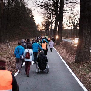 Lokalforum Erlangen Süd 2019: Die Teilnehmenden laufen entlang des Streckenabschnitts