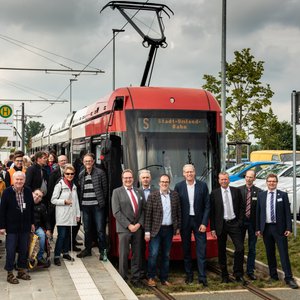 7. Dialogforum: Die Teilnehmenden vor der Straßenbahn