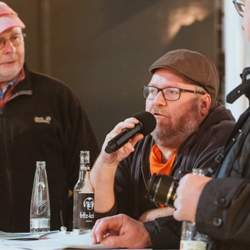 Das Publikum stellt Fragen zum Streckenverlauf