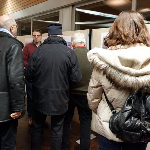 Lokalforum Sieboldstraße 2019: Teilnehmende stehen an den Infoständen