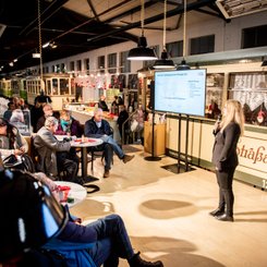 12. Dialogforum: Blick auf die Bühne und Mandy Guttzeit