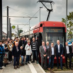 7. Dialogforum: Die Teilnehmenden vor der Straßenbahn