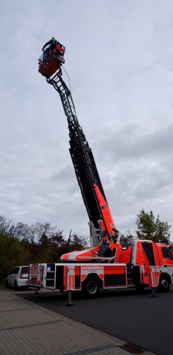 7. Kinder- und Jugendbeteiligung: Teilnehmer*innen fahren fahren mit dem Feuerwehr-Kran in die Höhe