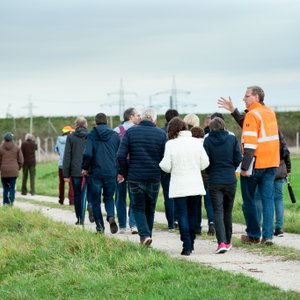 Lokalforum Haundorf 2019: Teilnehmende laufen entlang der StUB-Strecke