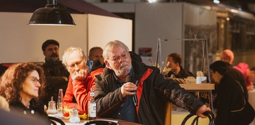 Das Publikum stellt Fragen zum Streckenverlauf