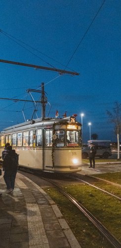 Die historische Straßenbahn holt die Gäste des 16. Dialogforums an der Haltestelle "Am Wegfeld" ab