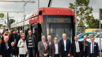 7. Dialogforum: Die Teilnehmenden vor der Straßenbahn