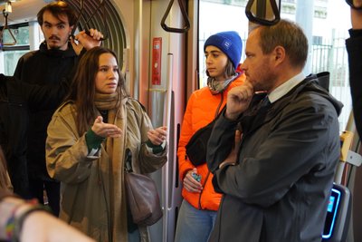 Brüsselfahrt ZV StUB und SJR: Teilnehmer*innen in der Fahrt mit der Brüsseler Starßenbahn