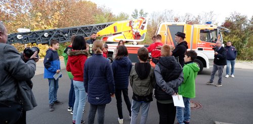 7. Kinder- und Jugendbeteiligung: Teilnehmer*innen auf Exkursion bei der Feuerwehr in Herzogenaurach