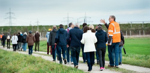 Lokalforum Haundorf 2019: Teilnehmende laufen entlang der StUB-Strecke