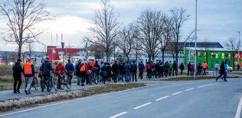 Lokalforum Herzo Base 2020: Die Teilnehmenden laufen den Streckenabschnitt ab